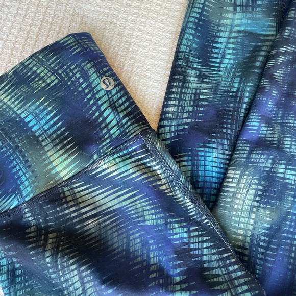 Lululemon Wunder Train Tight - Blue Pattern - Size 4 (25” Inseam) - Picture 5 of 8